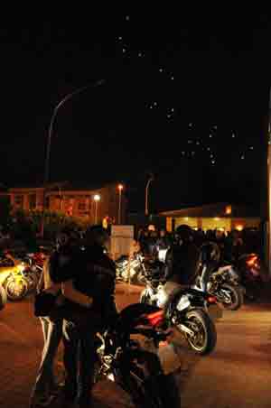 Il rombo delle moto e le lanterne in cielo