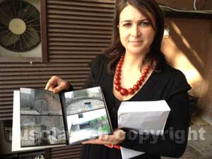 Luisa Ciambella con le foto della torre della Bella Galiana