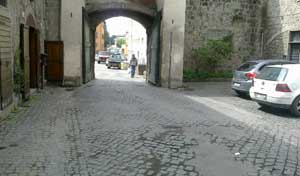 I sampietrini rattoppati a porta del Carmine