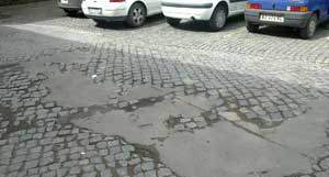 I sampietrini rattoppati a porta del Carmine