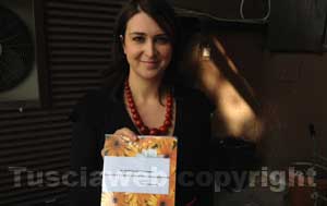 Luisa Ciambella con le foto della torre della Bella Galiana