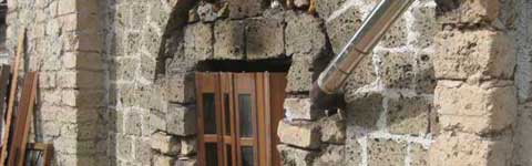 Grotte etrusche trasformate in case