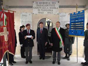 L'omaggio davanti alla cappella sacrario dei paracadutisti a Tarquinia