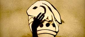 Le mani di Silvia Emme e i suoi disegni di sabbia