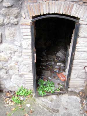 La sporcizia a via San Pellegrino