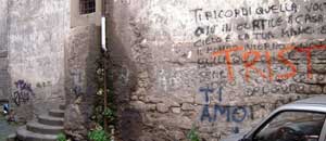 Le scritte nel vicolo di San Carluccio