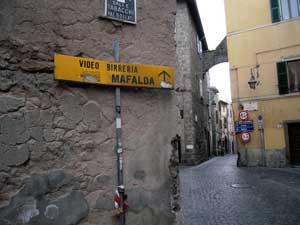 Un vecchio segnale in via Cardinal La Fontaine