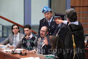 De Vito sbraita in aula