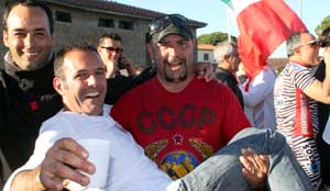 Sergio Caci festeggia la vittoria delle elezioni