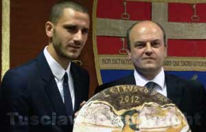 Leonardo Bonucci premiato dall'assessore Danti