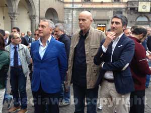 La manifestazione in piazza del Comune