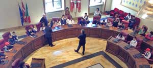 I ragazzi nella sala del consiglio
