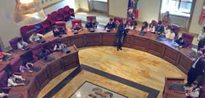 I ragazzi nella sala del consiglio