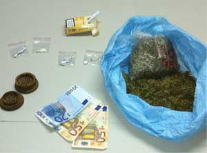 La droga e i soldi sequestrati