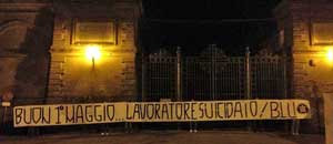 Lo striscione del sindacato Blu - Casapound davanti al cimitero