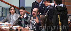 De Vito sbraita in aula