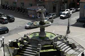 La fontana di piazza della Rocca invasa dall'alga verde
