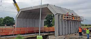 I lavori al ponte sulla ferrovia
