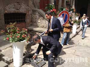 Il sindaco Marini sposta il cartello