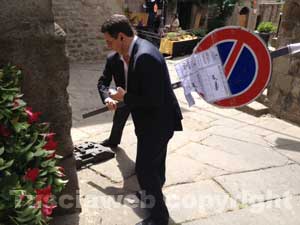 Il sindaco Marini sposta il cartello