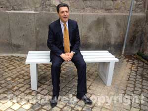 Il sindaco Marini sposta il cartello