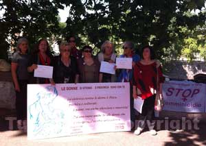 Il sit-in dei movimenti femminili davanti al tribunale dei minori 