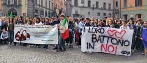 Il corteo degli studenti in piazza del Comune