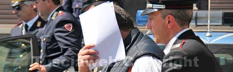 Uno degli arrestati da carabinieri e polizia