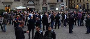 La manifestazione in piazza del Comune