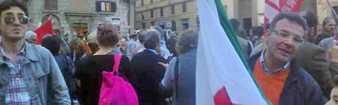 Il sit-in in piazza del Comune