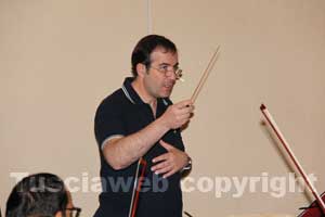 Il maestro Stefano Vignati durante le prove