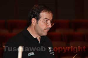 Il maestro Vignati durante le prove