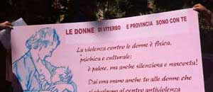 Uno degli striscioni delle donne presenti al sit-in davanti al tribunale dei minori