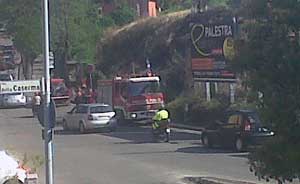 L'intervento dei vigili del fuoco in via della Ferrovia