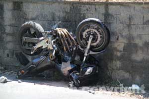 La moto capovolta dopo l'incidente