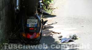 La moto capovolta dopo l'incidente