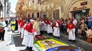 La processione e l'infiorata
