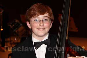 Il contrabbassista dodicenne Noah Bailyn