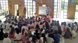 Il sindaco Angelelli con gli alunni della scuola Manzi