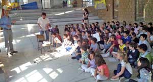 Il sindaco Angelelli con gli alunni della scuola Manzi