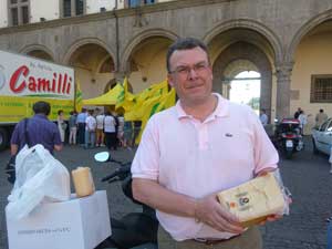 Sulla tavola del Comitato Festeggiamenti Pianoscarano il parmigiano terremotato
