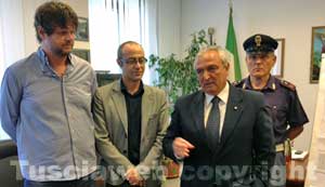 Il questore Urti con Rossi e Baffo di Caffeina