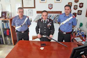 Il fucile sequestrato dai carabinieri