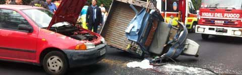 L'incidente sulla Cassia Sud tra la Punto e l'apetto
