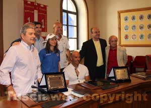 Il presidente Meroi con i due atleti viterbesi