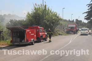 Le immagini dell'incendio in strada Bagni