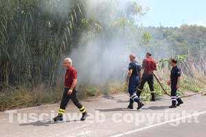 Le immagini dell'incendio in strada Bagni