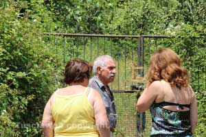 I genitori di Paolo Esposito davanti al cancello ancora chiuso della villetta I genitori di Paolo Esposito davanti al cancello ancora chiuso della villetta