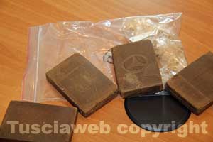 I quattro panetti di hashish sequestrati