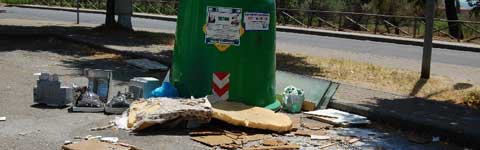 L'immondizia per strada in via della Biga di Castro